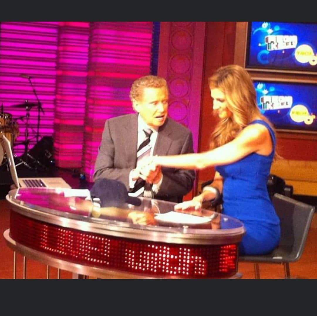 エリン・アンドリューズのインスタグラム：「One of those pinch me moments. Getting to fill in and cohost with Regis on LIVE in NYC. My face hurt from smiling the whole morning. RIP Reg. #Regis #live #regisphilbin」