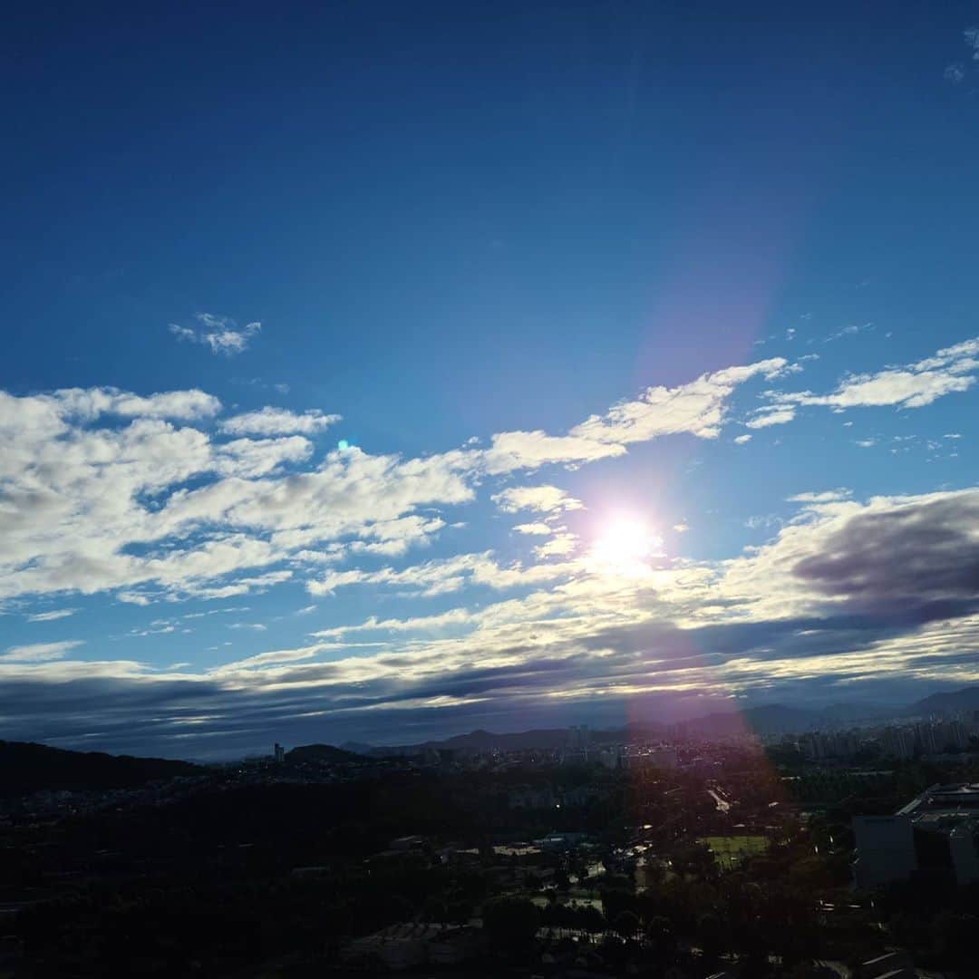 ハン・サンジンのインスタグラム：「Thank you for the miracle sky. Have a happy day🥰 beautiful day😍😍😍😍😍😍😍」