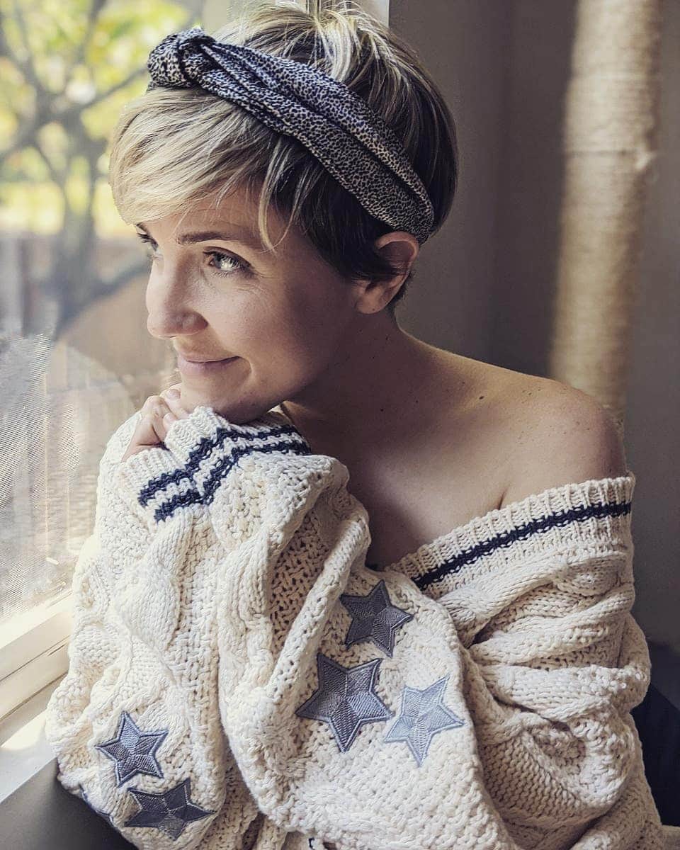 ハナー・ハートのインスタグラム：「Just sitting here thinking about the beauty that is #folklore  and how the album is both mournful and grateful. Just like life! Fun!  ⁣⁣ Oh! And this sweet surprise cardigan from a sweet surprise gal. ✨🐈🙏⁣⁣ @taylorswift ⁣⁣ ⭐⭐⭐⭐⁣⁣ ⁣⁣ For non-believers, here is a starter kit of my album faves:⁣⁣ - seven⁣⁣ - my tears ricochet⁣⁣ - the 1⁣⁣ - hoax⁣⁣ - August⁣⁣ - this is me trying」