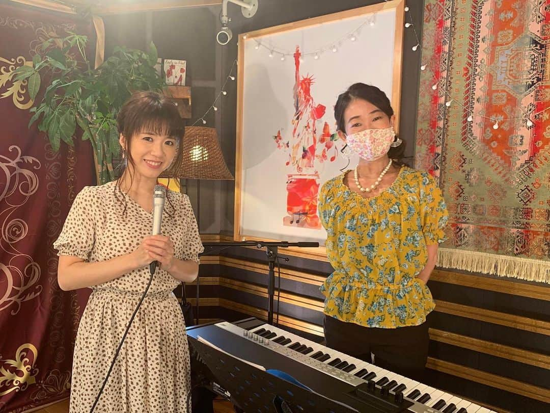 藤田麻衣子さんのインスタグラム写真 - (藤田麻衣子Instagram)「オンラインスタジオライブを見てくださったみなさん、ありがとうございました🌼  みなさんにそれぞれの場所から見てもらえて嬉しかったです。オンラインならではのライブ楽しかったです😋  【セットリスト】 1.テントウ虫 2.花火 3.線香花火 4.それでも私は（弾き語り） 5.カーテン（弾き語り） 6.一つ言葉にすれば 7.その声が聞きたくて 8.そばにいるのに 配信が途切れてしまい、もう1回。アーカイブは途切れてないので2回歌ってます。 9.その声が聞きたくて 10.そばにいるのに 11.wish～キボウ～ 12.素敵なことがあなたを待っている  生配信は7/25日（土）18:00〜でしたが、アーカイブで見られます。 配信視聴チケットは26日16時まで発売中です。  アーカイブ放送は26日18時まで見られます♪  https://eplus.jp/sf/detail/0206690002  #藤田麻衣子オンラインライブ #藤田麻衣子 #山本清香 #ありがとう」7月26日 6時40分 - fujitamaiko