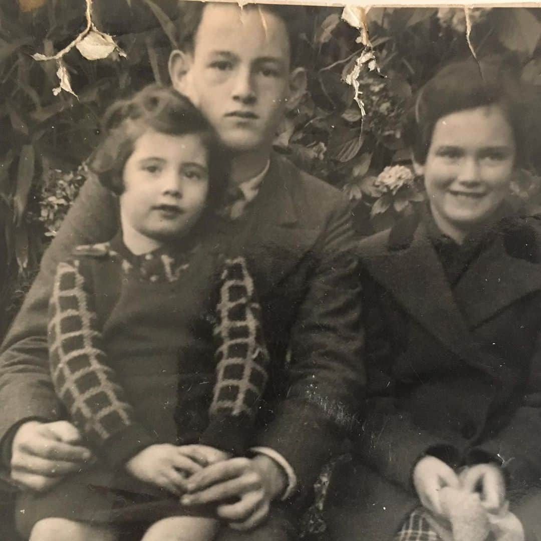 JULIEN D'YSさんのインスタグラム写真 - (JULIEN D'YSInstagram)「My mum marie Madeleine the Little girl,my oncle Jean ,my aunt Marie rose I miss them so much ❤️❤️❤️ #douarnenez #family #brittany #looking #photography #album #memory 🤍🖤」7月26日 6時50分 - juliendys