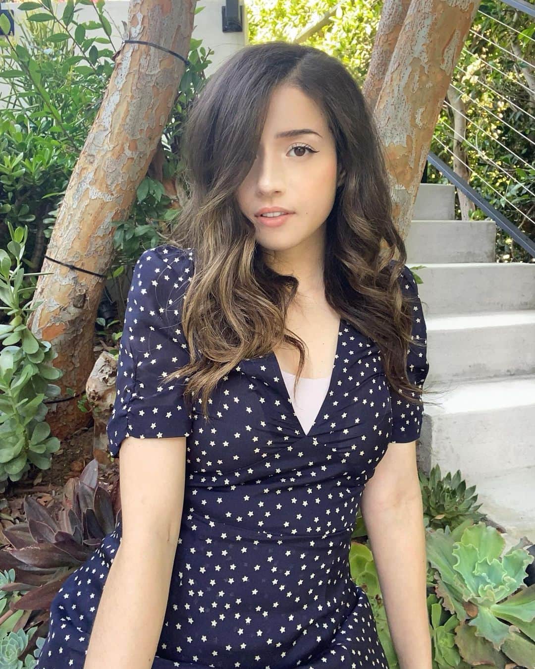 Pokimaneのインスタグラム：「summer days, driftin’ away 🍃 ☀️」