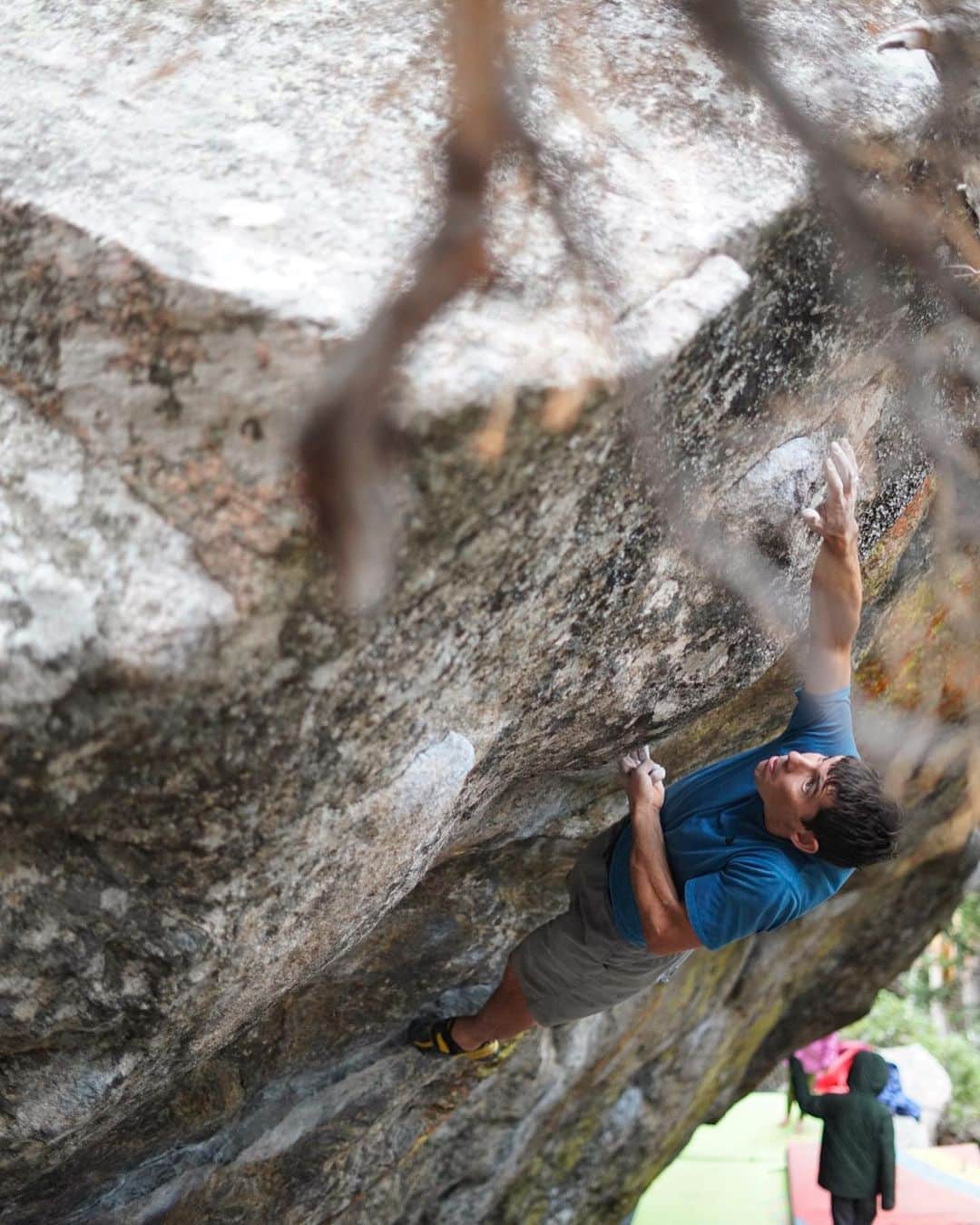 アレックス・オノルドのインスタグラム：「I just had a really lovely day sampling the boulders in RMNP - felt a bit rugged to try to pull hard after a bunch of mountain climbing but it was fun to get out and try my best. Photos and psyche by @james_lucas.  First photo is Large - v9, second is a random traverse on the Kind boulder, also v9ish.」