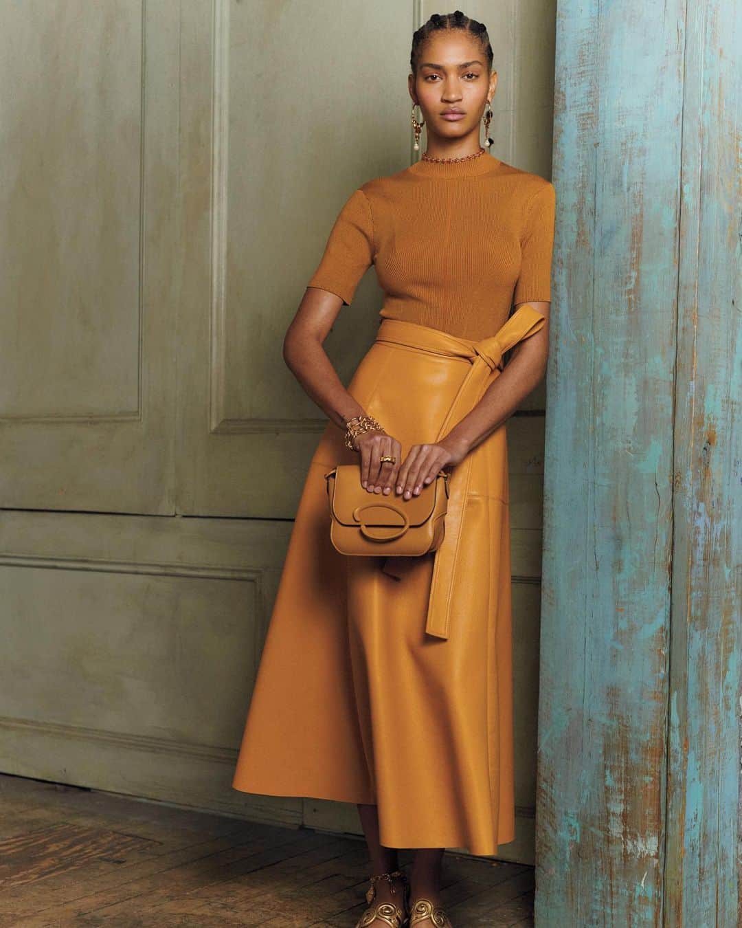 Saks Fifth Avenueのインスタグラム：「The @oscardelarenta Pre-Fall 2020 Collection brings together two trending moments: monochromatic styling and luxe leather for one stunning look.」