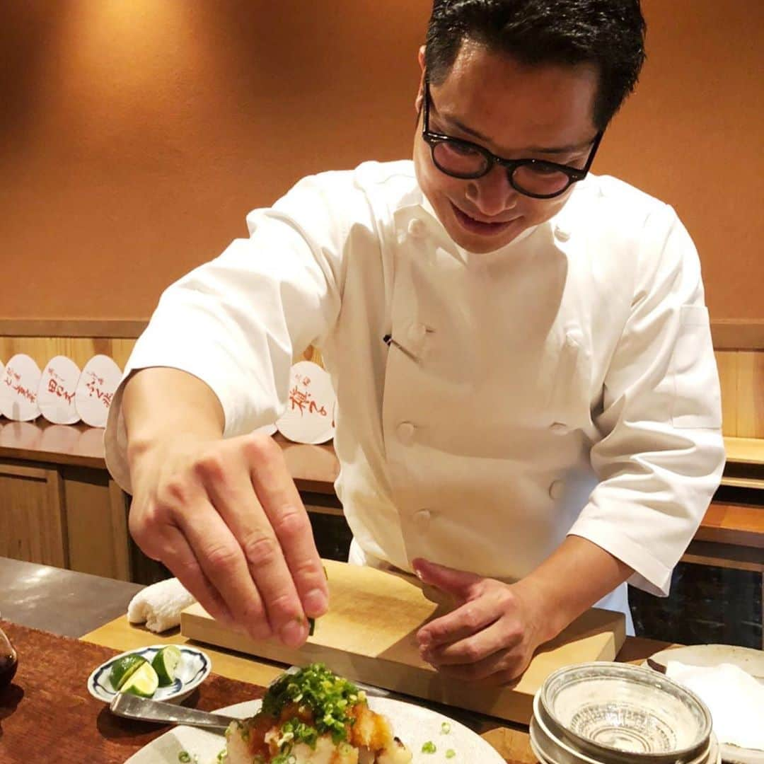 モモコさんのインスタグラム写真 - (モモコInstagram)「大好きなにしぶち飯店です‼️ 大好きな中華料理です❗️ 元、祇園 さゝ木さんにいはりました。 プライベートでも仲良しで、歌舞伎行ったり、ご飯行ったりと遊んでまーす😊  さて、今日のYouTubeは、モモコの電話帳の第三弾❗️ 昔からよく遊んでいた赤井英和さんです‼️ 19時からの配信、見てね〜💕  #ハイヒールモモコ #👠 #👠🍑 #CHANEL #シャネラー #グルメ #アメブロ #YouTube #モモコ新聞 #赤井英和 さん  #にしぶち飯店」7月26日 7時25分 - highheel_momoko