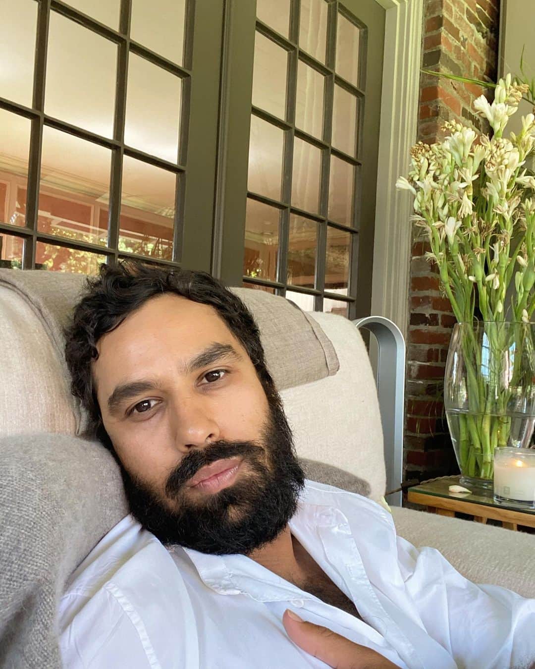 クナル・ネイヤーのインスタグラム：「One of the positive things to come out of this big pause has been cultivating time for silence in my life. Dedicating time in my day to be still, to be quiet, to be with myself has helped not only understand my mind better but also quell its incessant chatter. I encourage all of you, if possible, to spend some time getting to know yourself intimately, and to finally have the courage to turn within... love you.」