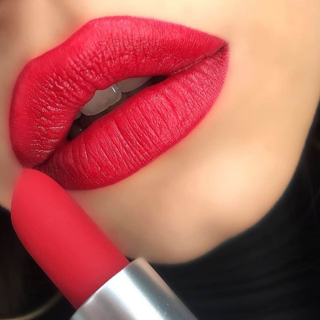 メイクアップアートコスメティックスさんのインスタグラム写真 - (メイクアップアートコスメティックスInstagram)「It’s the weekend – so let your Lipstick do the Werk, Werk, Werk! @elizergok wears cool red Powder Kiss Lipstick in Werk, Werk, Werk – featuring an award-winning, soft-matte formula that makes moisturizing your lips its full-time job 💋. #MACPowderKiss #MACLovesLips」7月26日 7時30分 - maccosmetics