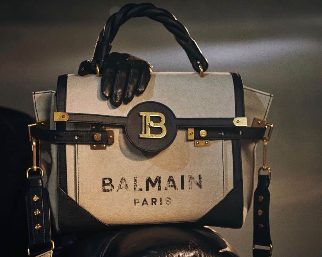 バルマンさんのインスタグラム写真 - (バルマンInstagram)「The new classic #BALMAINBBUZZ bag has been reconstructed and modernized for the #BALMAINPF20 collection including leather accents with a canvas tote.  Available in stores and on BALMAIN.COM #BALMAINARMY」7月26日 7時43分 - balmain