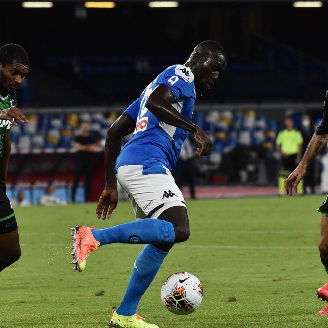 カリドゥ・クリバリさんのインスタグラム写真 - (カリドゥ・クリバリInstagram)「💪🏿 ⚽️ 👏🏿 ⚽️  #NapoliSassuolo 2-0 #SerieA #KK #blacklivesmatter 💙 #ForzaNapoliSempre」7月26日 7時41分 - kkoulibaly26