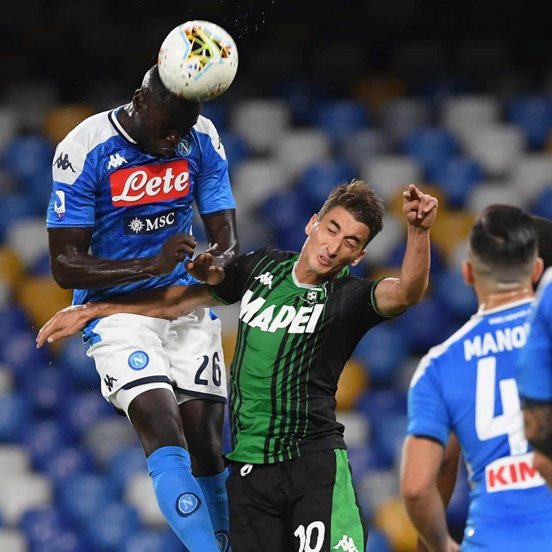 カリドゥ・クリバリさんのインスタグラム写真 - (カリドゥ・クリバリInstagram)「💪🏿 ⚽️ 👏🏿 ⚽️  #NapoliSassuolo 2-0 #SerieA #KK #blacklivesmatter 💙 #ForzaNapoliSempre」7月26日 7時41分 - kkoulibaly26