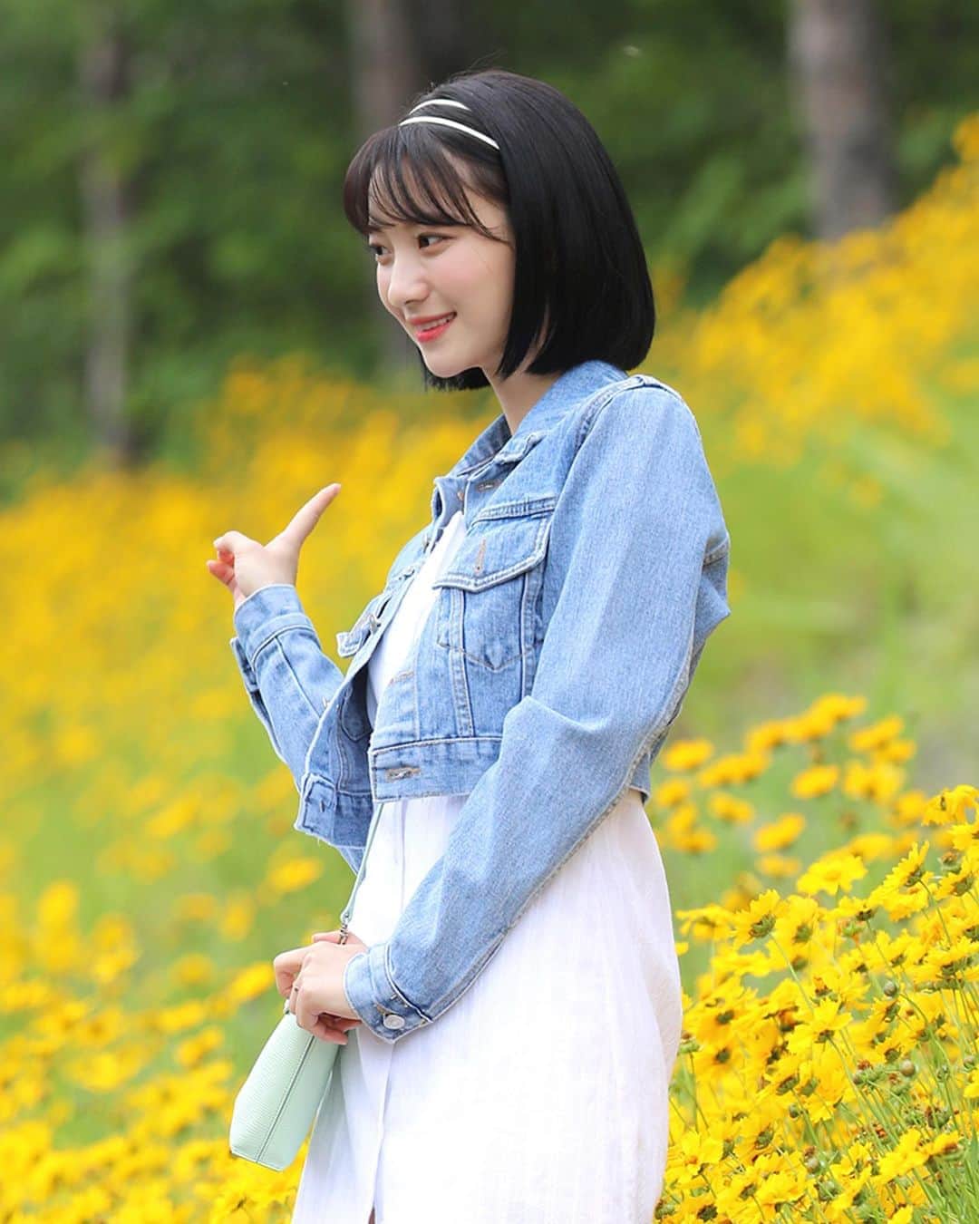 ビニのインスタグラム：「[PIC] 청량함 가득! ‘비니’ 썸툰2020 촬영 현장♥ (출처 : WM엔터테인먼트  네이버 포스트) cont.⁣ #비니mv⁣ ⁣ Full of freshness! ‘Binnie’ SOMETOON2020 Filming Site ♥ (Source: WM Entertainment  Naver Post)⁣ cont. ⁣ 🔗 naver.me/GbxC3iBL」