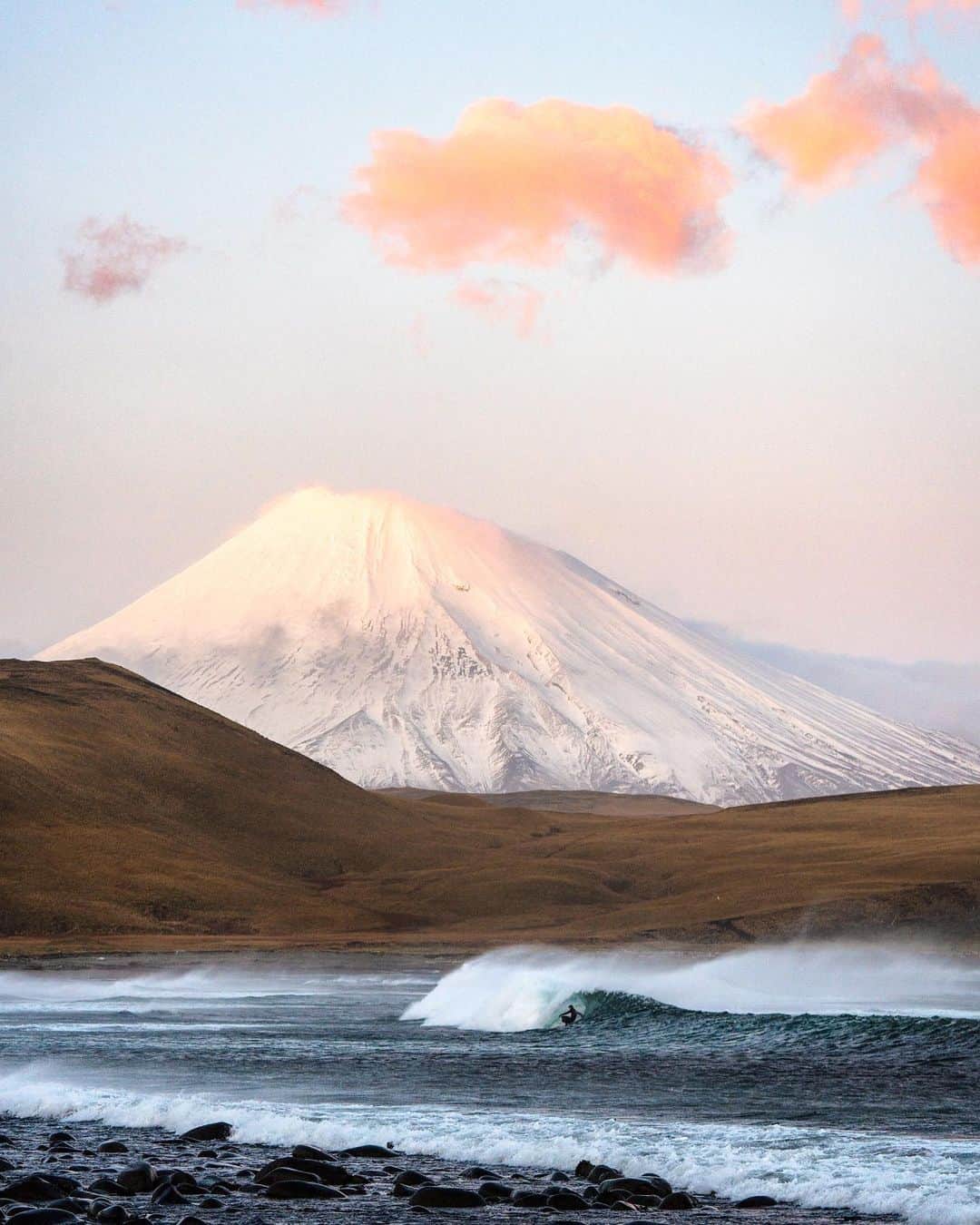 クリス・バーカードのインスタグラム：「Surfing isn’t the focus of my work these days but it still influences every decision I make behind the camera. My first trip to the Aleutians years ago was very much for me. Photography was the tool I used to feel it, experience it and process such a wild place. It’s important to have those personal & at times even selfish trips in order to better share it with others. Having returned a few times since, I can say that watching a landscape, it’s people & even at times it’s waves change someone is really special to witness. This fall we returned to make a new film about these islands & people. Proud to see this group push past the bitter cold & rugged to soak in the very last bits of light & swell. Our feature article  “Something About Alaska” is out now in @surfersjournal - written by @benweiland & photographed by myself & @_ryanhill_  Thanks for the experience @roark  @harrisonsan parked in the tube.」