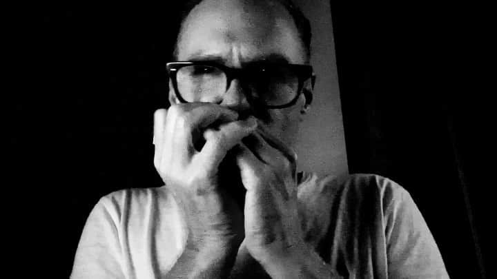 ブライアン・アダムスのインスタグラム：「Checking out the key on my harmonicas for the next song. Can you guess which song it will be? #hohnerharmonica #leeoskarharmonica #harmonica」