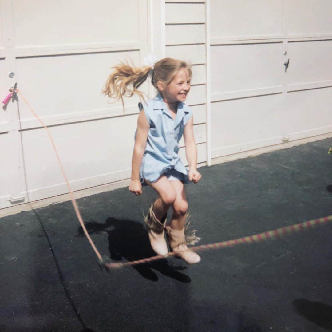 ブルック・バトラーのインスタグラム：「I am someones daughter 🤍 I am a child of God. I am joyful. I am full of light. I love people. I love laughing. Taking this downtime to get to know who I am, and remembering to let the spirit God gave me shine even on the rainiest days. To not let the world make me hard. To continue to learn, grow, and evolve. I want to be an example. I want my children and the children of the next generation to grow up in a world where relationships and life is celebrated above all. Where kindness is a reflex.  Where we see the spirit before anything else. Where mistakes are okay. Where even when we turn 30, 50, 80 we still remain childlike in our love of the world and take time to do the things we love, and appreciate those that help our light shine brighter. I hope if you’re reading this you do something you love today that you haven’t thought of in years. I’d love to know what it is! Please share ❤️. And do something kind for someone today!」