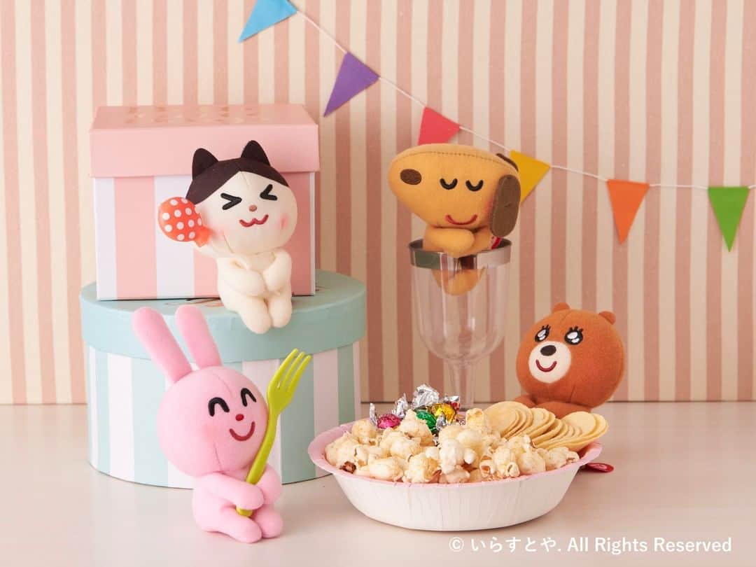 タカラトミーアーツのインスタグラム：「天気がすぐれなかったら、いぬたちとおうち遊び。「いらすとや」みふね氏のご協力で、「いらすとや」さん発のかわいいキャラクターをぬいぐるみ。e組限定で「いぬ」撮影によるオリジナルぬい撮りポストカード付でお届けです。8月16日締め切りです。 https://e.takaratomy-arts.co.jp/shop/g/g4904790548499set/?utm_source=FB&utm_medium=egumi&utm_campaign=post&utm_term=200726  #いらすとや　#ぬいぐるみ #ぬい撮り」
