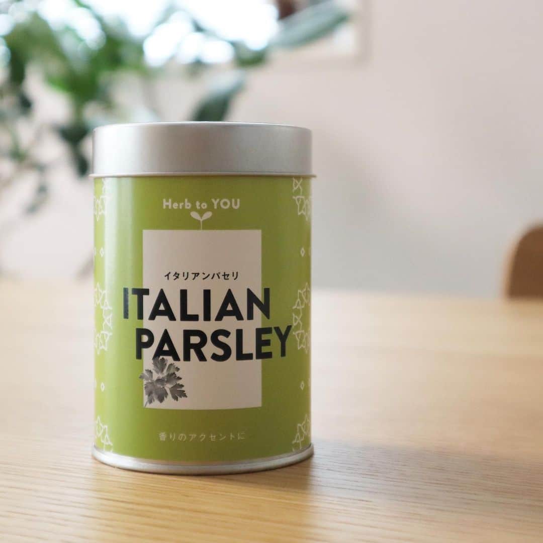 佐藤愛子のインスタグラム：「SOLSO HOMEで見つけた、缶のまま育てられるイタリアンパセリに挑戦中‥。  1週間でニョキニョキしてきました！光の当たる方向に全部斜めってますねぇ。  いつくらいに料理に添えることができるのかな？  #solsofarm #solsohome #italianparsley #herb #イタリアンパセリ」