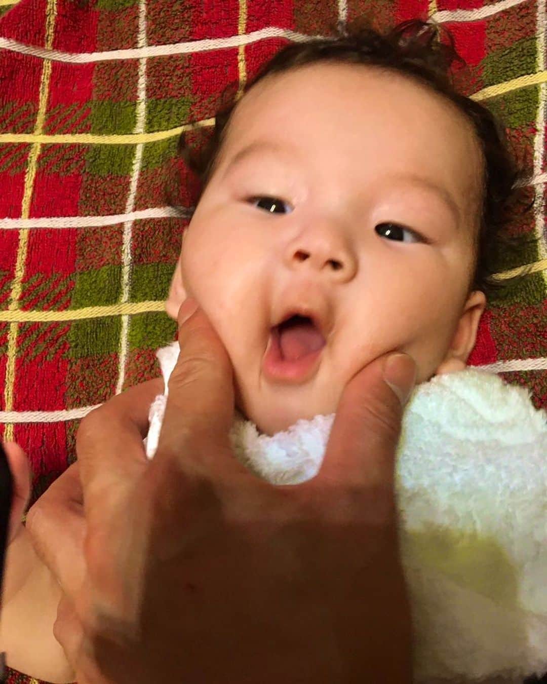 斉藤祥太のインスタグラム：「おはよベイビー🧡 ぷにぷにの歯無しちゃん☺️ #4ヶ月 #baby #叔父さん #斉藤祥太」