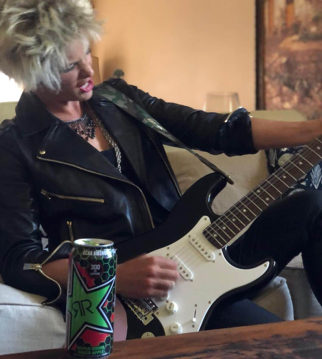 コートニー・コンローグさんのインスタグラム写真 - (コートニー・コンローグInstagram)「Hope you’re having a rocking weekend 🤣  @rockstarenergy  #rockstarenergydrink」7月26日 8時03分 - courtneyconlogue