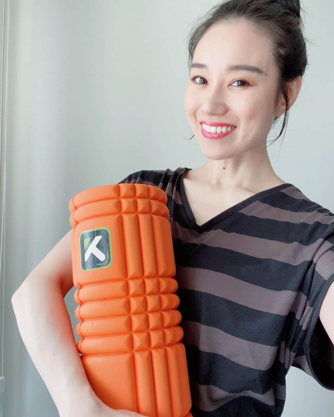 瀬稀ゆりとさんのインスタグラム写真 - (瀬稀ゆりとInstagram)「My essential item...Foam Roller! I use it everyday!! . . 私の必需品、フォームローラー。 これは宝塚時代にファンの方がプレゼントして下さったもの。カナダにも持ってきて毎日コロコロしています。ほんとーに優れもの☺️ . . . #myessentials #foamroller #triggerpoint #workout #myofascialrelease #torontolife #筋膜リリース #フォームローラー #必需品 #ストレッチ大好き人間 #トロント生活」7月26日 8時11分 - yurito.seki