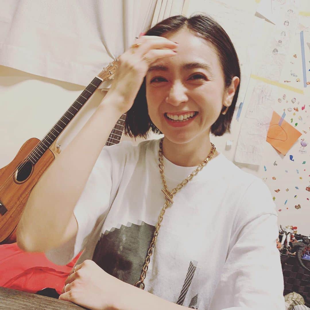 安達祐実さんのインスタグラム写真 - (安達祐実Instagram)「♡♡♡ 実家にて。 笑いすぎたので 目尻のシワをのばし けっきょく笑いながら せっせとテーブルを拭く」7月26日 8時14分 - _yumi_adachi