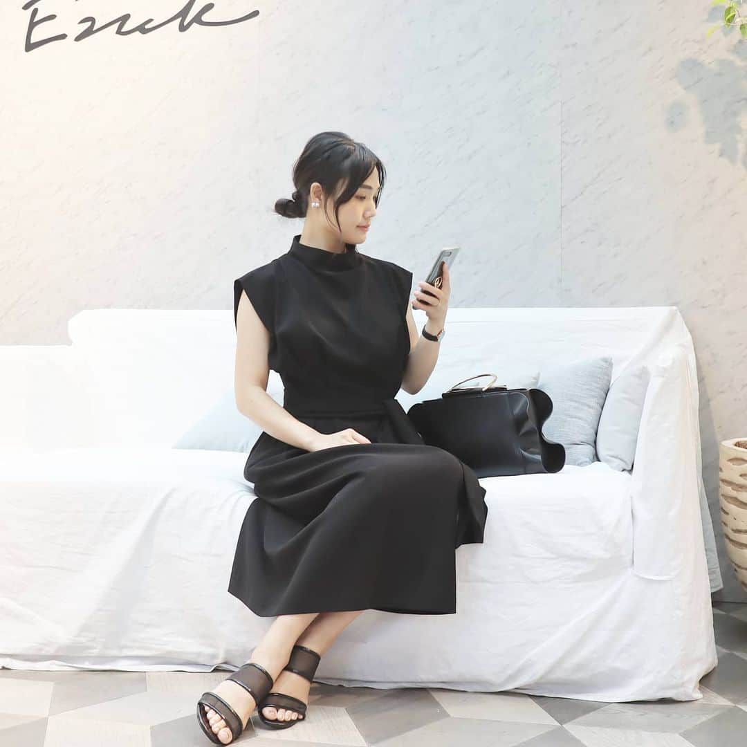 Eri Satoのインスタグラム：「【Ezick Autumn Exhibition】 · 前picで紹介した 今秋デビューのブランド、 Ezick @ezick.official の展示会の続き · 私は着ているワンピースと 4枚目のコートをオーダーしてきたよ☺ 最近にしては珍しく、黒ばっかりオーダー。 ワンピはタイトなのが良いなと思ってSサイズをオーダーしたけど果たして丈はどうだろ🤔 3枚目みたいに、後ろのレース切り替えが素敵😍 届いたらまた載せます💛 · コートは5枚目のアイボリーとも悩んだ🙄 ブラウスも、お仕事の時も着られそう。 服についてる☆のブランドタグもめっちゃ可愛いのー！！ · Gジャンとデニムスカートも良かったな💛 このスカート思いのほかお手頃で欲しかったんだけど、自転車乗れないので諦めました😢笑 · 秋にはショップもオープンするので、今から楽しみ✨ · #ezick#エジック#ezicksnap#エジックスナップ#秋物#秋服#展示会#秋コーデ#カジュアル#モード」