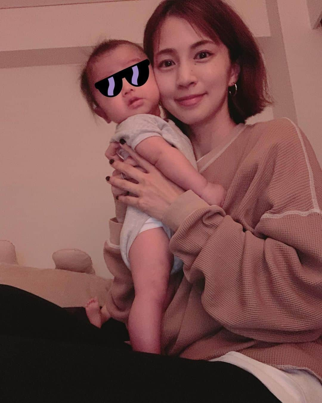 安田美沙子さんのインスタグラム写真 - (安田美沙子Instagram)「おはよう🌈 昨夜の赤ちゃん👶 ここ数日で、ついに首が座りました。 5カ月に入ったところなので、成長は予定日から数えると4カ月くらいの気分でいます。 . . . 足の力もぐん！と付いて、最初に買った60cmの服がピタピタになってきた。 髪の毛が1部しか生えてないのが、大好きな姪っ子にそっくりで愛おしい。 . . 表情も増えて、おっぱいをあげるの手こずると、なんか怒ってる泣き方します。 中々気が強いかも。笑 . . . . まだじいじ、ばあばに会えてないから、待ち遠しいね！ . . . #baby」7月26日 8時35分 - yasuda_misako