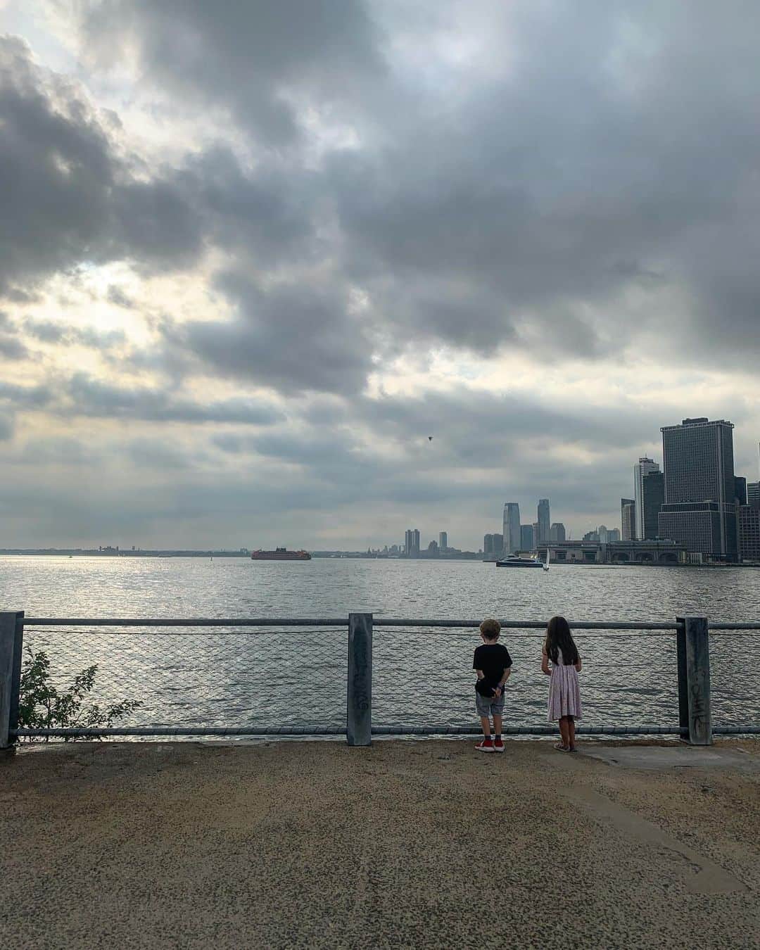 クレア・コフィーのインスタグラム：「summer in the city is still summer in the city, tho! #I❤️NY」