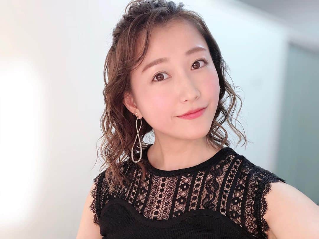 のインスタグラム：「#おはよーちゃん 昨日のヘアメイク💄 髪はフワフワに巻いて#お団子ハーフアップ にしてもらいました✨ いつもありがとうございます🙏 #CLINIQUE のラベンダーカラーのチークは、 肌に透明感が出る気がして好き🥰 衣装 @31sonsdemode  ⁑ 今日は、 FM93 AM1242 14:30-16:00 #ニッポン放送 「#日曜競馬ニッポン 」 リモートで出演させていただきます‼️🥰 ⁑ 新潟開幕週、アイビスSD当日に呼んでいただけて 本当に光栄です😭✨当てるぞおおお🔥 そして今日はWIN5も買わんとね😎 ぜひ聴いて下さいね🙌 ⁑ ⁑ #新潟競馬　 #アイビスサマーダッシュ #おはよう #メイク #ヘアメイク #ツヤ肌 #ツヤ肌メイク #美容　 #競馬  #衣装 #コーデ #ootd #outfitoftheday  #coordinate  #makeup  #まりなる #津田麻莉奈」