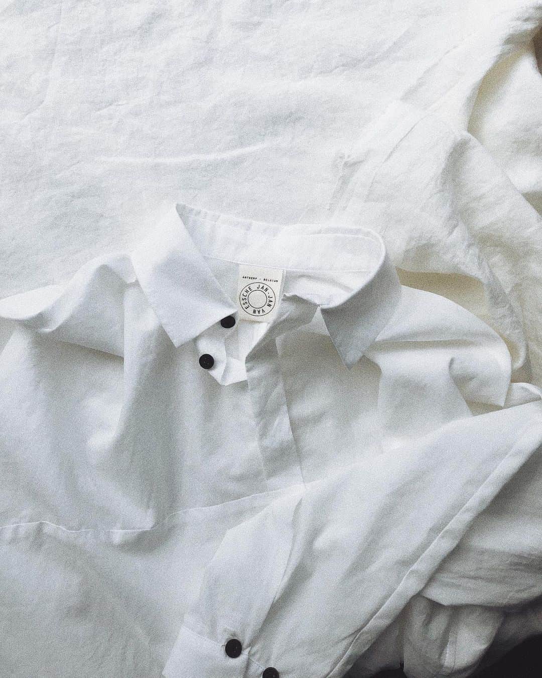 陣内勇人さんのインスタグラム写真 - (陣内勇人Instagram)「. 真夏の白shirt。  @janjanvanessche   何枚着て 何枚汚して それでも 白いshirtがすきなんだろう。  #白shirt #janjanvanessche」7月26日 8時43分 - hayato.jinnouchi