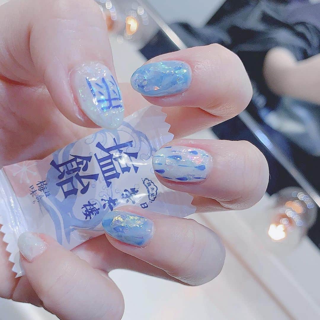 ねおきまこのインスタグラム：「ずーと雨ばっかだから雨ネイルにした。 持っているのは飴です。  #selfnail #nails #ジェルネイル #summernails #bluenails #blue #nailart」