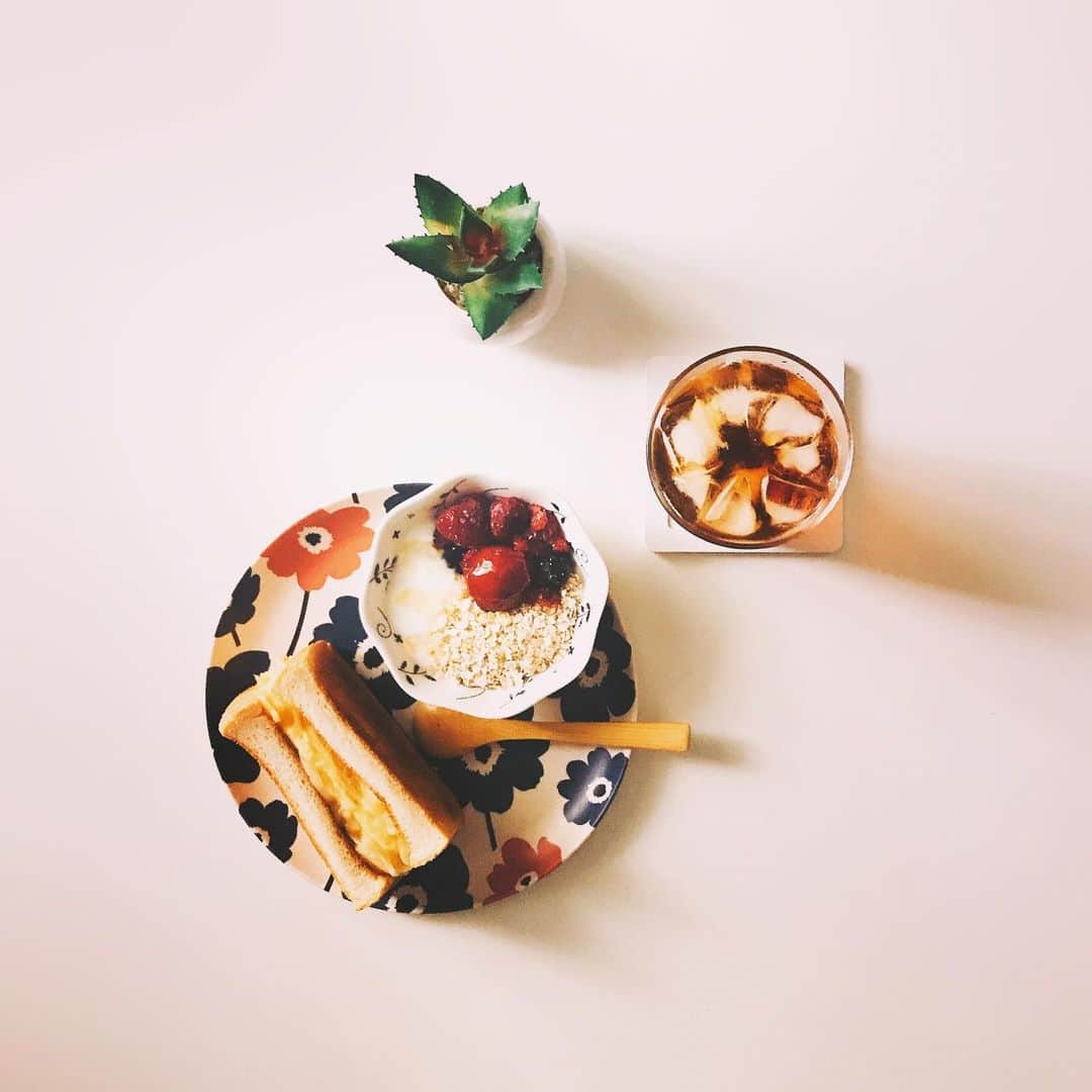 森由月さんのインスタグラム写真 - (森由月Instagram)「・ 今日の朝ごはん。 *玉子焼き+モッツァレラチーズのトーストサンド *ヨーグルト+オートミール+ミックスベリー+蜂蜜 *アイスアールグレイ ・ 最近お気に入りの、シュレッドタイプのモッツァレラチーズ。 よく伸びて、パンと卵の風味を邪魔しないので最高です。 ＊ ＊ ＊ #おうちごはん #朝ごぱん #朝食 #おうちモーニング #トーストサンド #トーストアレンジ #食パンアレンジ #アールグレイ #アイスティー #おうちカフェ #ホットサンド #クッキングラム #丁寧な暮らし #フーディーテーブル #あさごはん記録 #食パン好きな人と繋がりたい #トーストレシピ #フォロー歓迎  #morning #breakfast #toast #icedtea #foodstagram #tasty #yummy #yogurt #instafood #foodie #flatlayout #earlgrey」7月26日 8時45分 - mori_yutsuki