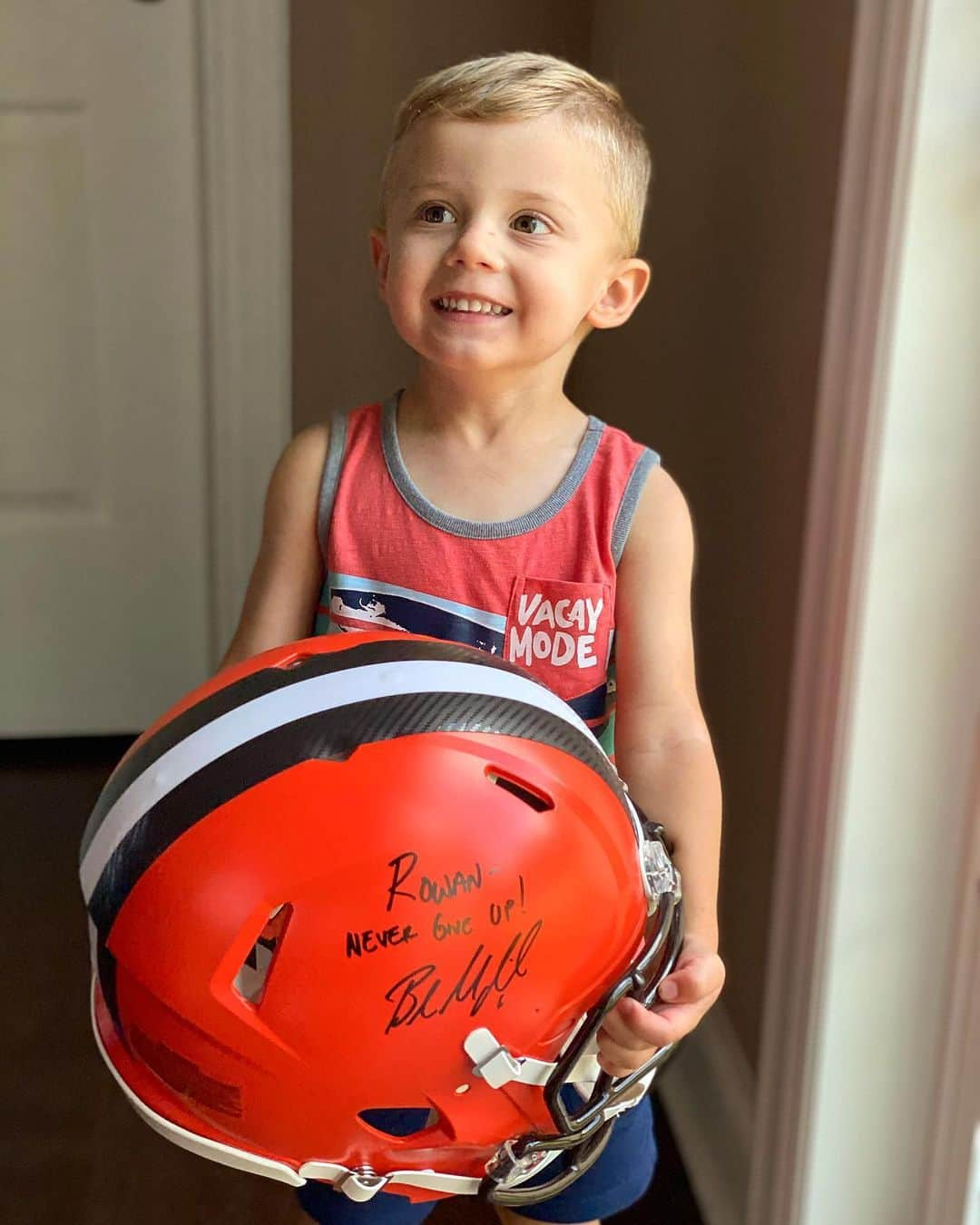 ライアン・ルアのインスタグラム：「S/O @bakermayfield for hooking up Rowan; you have a fan for life👏🏻. This is what being a pro athlete is all about, making that connection with the young fans!  A simple message that goes a long way 🔮@clevelandbrowns #woofwoof #herewegobrownies 🐶🏈 #nevergiveup #clevelandbrowns #football」