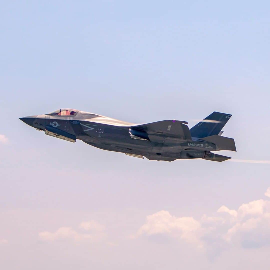 アメリカ海兵隊さんのインスタグラム写真 - (アメリカ海兵隊Instagram)「Lightning Go Woosh  A Marine Corps F-35B Lightning II aircraft, assigned to Marine Fighter Attack Squadron (VMFA) 121, flies above @mcas_iwakuni.  VMFA-121, the first forward deployed Marine F-35B squadron, provides close air support and conducts strike missions in support of a free and open #IndoPacific. (U.S. Marine Corps photo by Sgt. Akeel Austin)  #USMC #Marines #Military #Aviation @indopacom」7月26日 9時01分 - marines