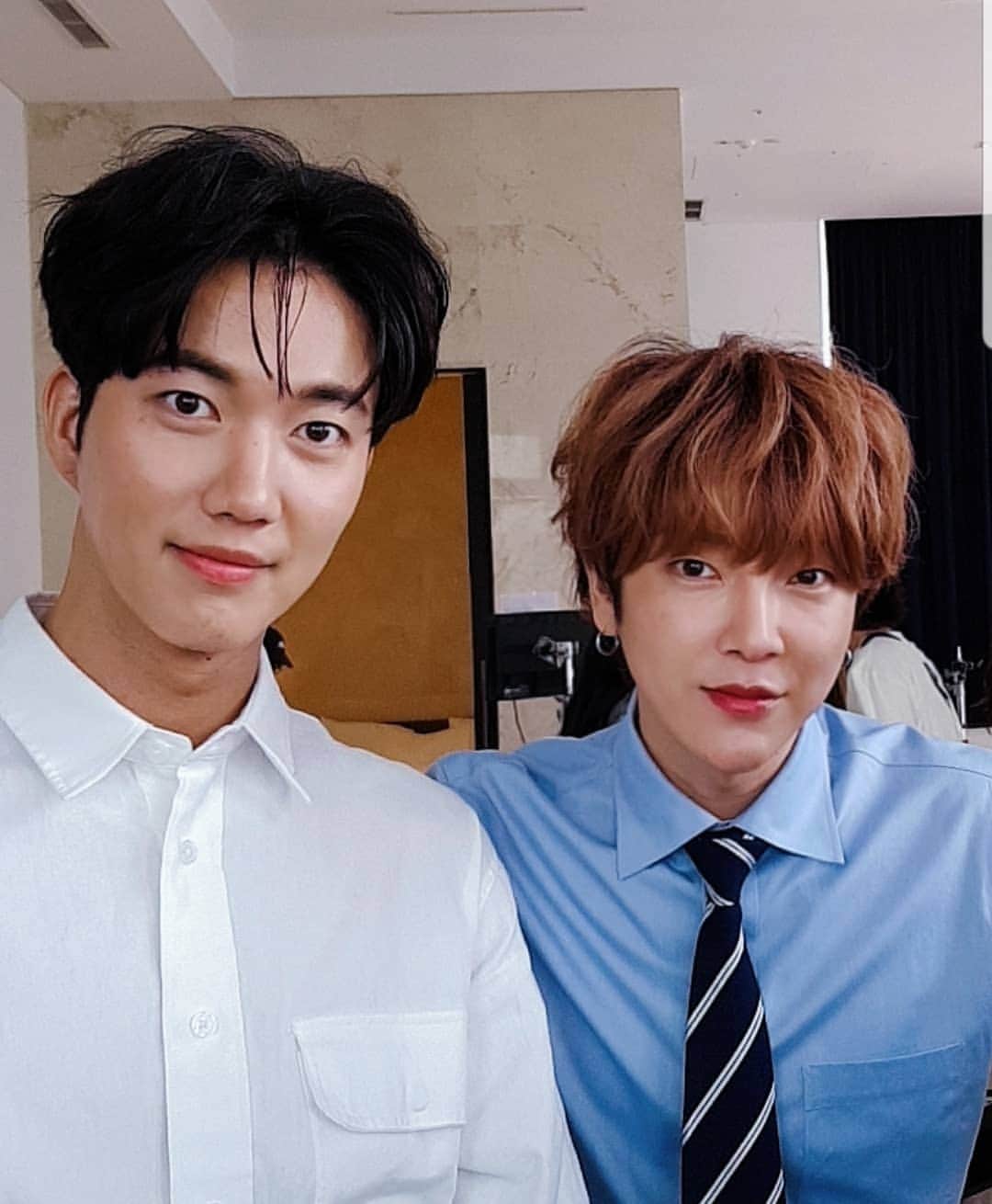のインスタグラム：「간만에 멤버들과 광고촬영! 점점 멋잇어지는 멤버들보고 힘도받고 자극도 받앗다는 ㅋㅋ   この前久しぶりにあって皆とのツーショット^^ ソンジェ君の後ろ姿！長い髪の毛を見て 絶望するユナクです。 スパノバまもなくエンジンかけます。 お楽しみに！」
