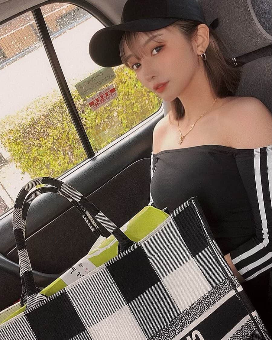 ERENAのインスタグラム：「☔️🚕👽⛩」