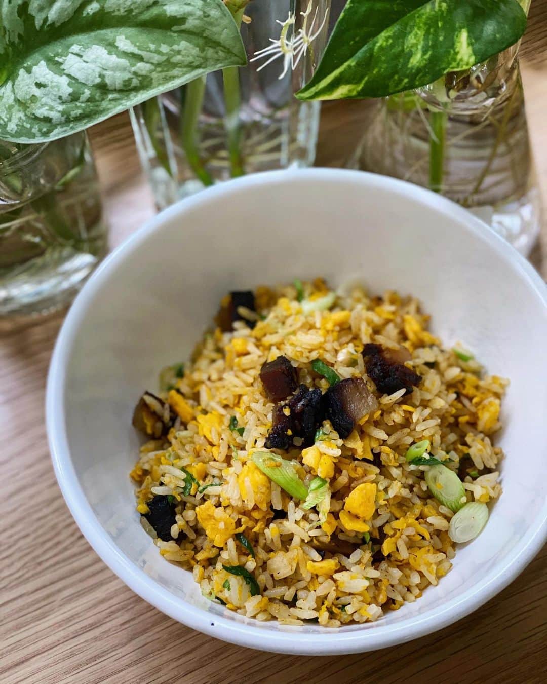 鄭碧瑩のインスタグラム：「Craving for fried rice after watching Uncle Roger’s viral reaction to @bbcgoodfood ‘s rendition. . . . #nofilter #sghomecooking #sghomecook #chinesefood #noricecooker #homemade #eggfriedrice #friedrice」