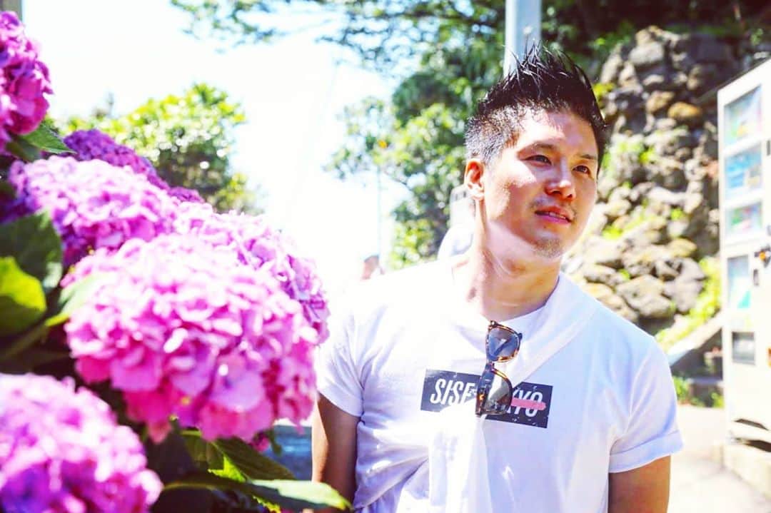 梅川壱ノ介（舞踊家）のインスタグラム：「𝐇𝐲𝐝𝐫𝐚𝐧𝐠𝐞𝐚　 ￣￣￣￣￣￣￣￣￣￣￣￣￣￣￣￣￣￣￣￣￣ いつの日かの紫陽花がきれいだったぁー🎆  暑くなってきましたので、くれぐれもこまめに水分補給しながら過ごしましょうねー✨  #梅川壱ノ介  #暑中お見舞い  #紫陽花」
