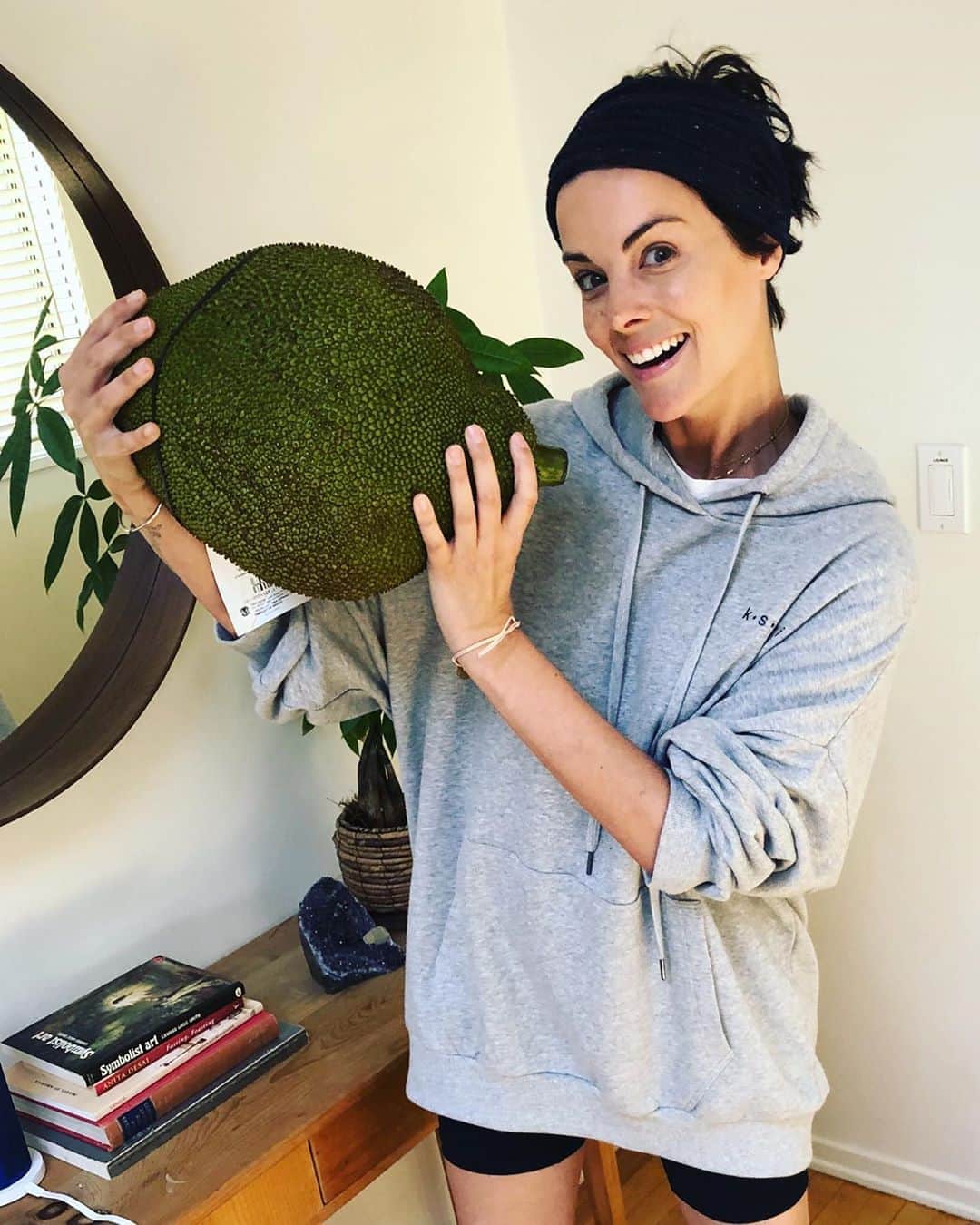 ジェイミー・アレクサンダーのインスタグラム：「Looky what I found at the market! #jackfruit #brazilian 😍🤤🙌🏻 #jaca」