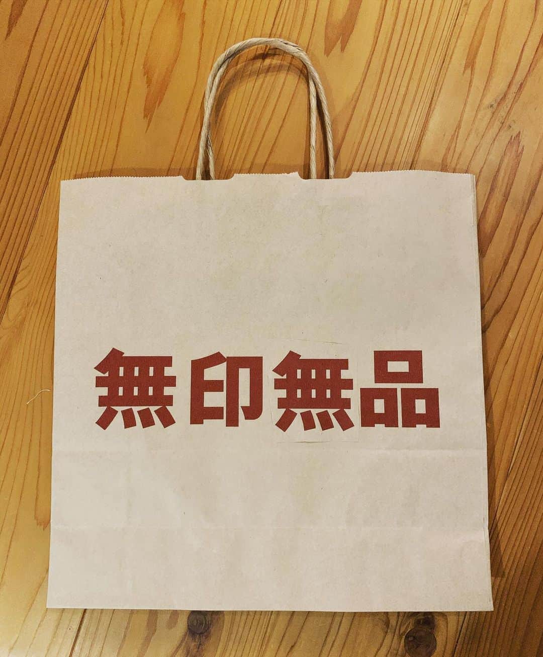 おほしんたろうのインスタグラム：「何もない空間でもらえる紙袋 . . . . . #紙袋#無印#無印良品#工作」