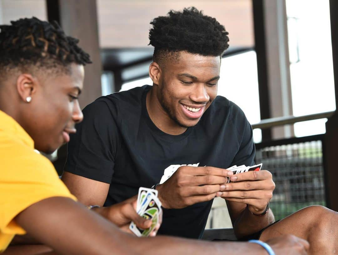 レイチェル・ニコルズさんのインスタグラム写真 - (レイチェル・ニコルズInstagram)「Played a little UNO with the ultra competitive Antetokounmpo brothers...and I’m here to tell you they’re sharks 😂 Interview airs on ABC tonight - how three kids from Greece made it to the #NBABubble and hope to play each other in The Finals. (And yes we were outside and socially distant - I had to throw my cards across the table to reach the discard pile 🤷🏻‍♀️) 📸: @daviddownba」7月26日 9時17分 - rachel_nichols