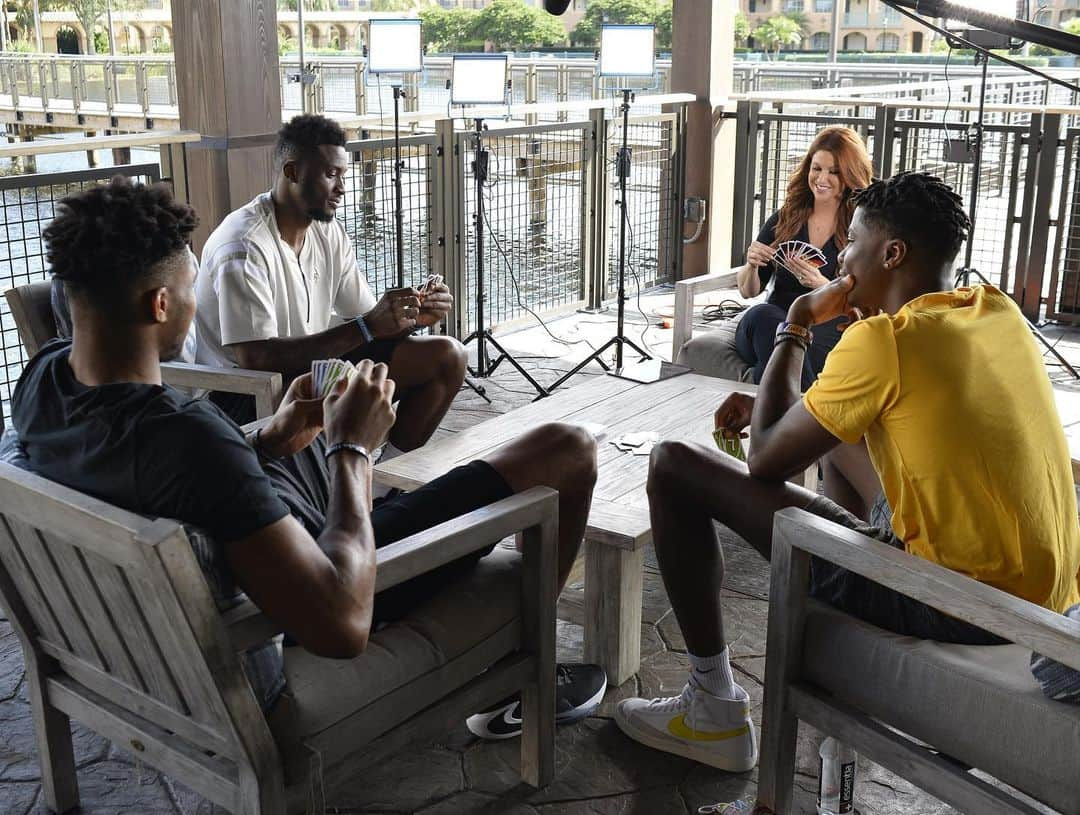 レイチェル・ニコルズさんのインスタグラム写真 - (レイチェル・ニコルズInstagram)「Played a little UNO with the ultra competitive Antetokounmpo brothers...and I’m here to tell you they’re sharks 😂 Interview airs on ABC tonight - how three kids from Greece made it to the #NBABubble and hope to play each other in The Finals. (And yes we were outside and socially distant - I had to throw my cards across the table to reach the discard pile 🤷🏻‍♀️) 📸: @daviddownba」7月26日 9時17分 - rachel_nichols