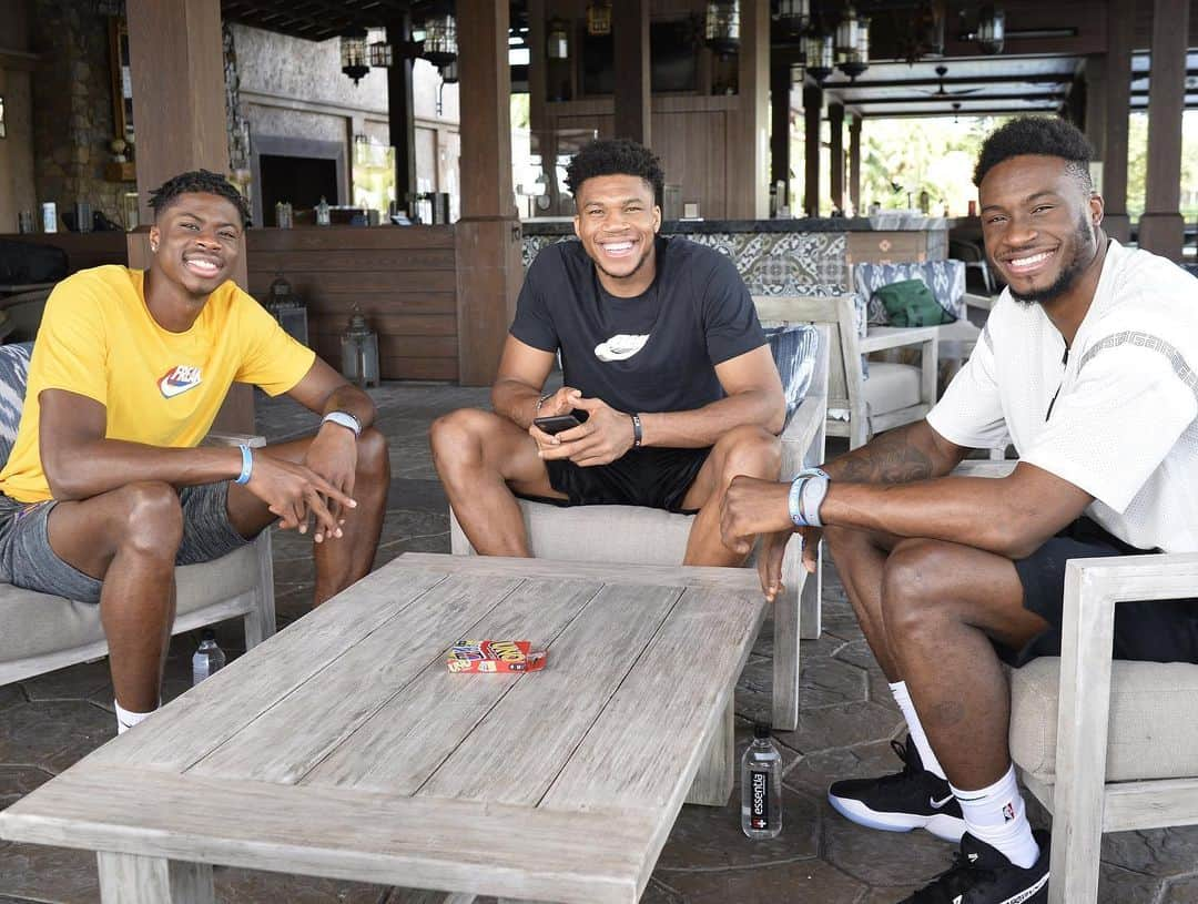 レイチェル・ニコルズさんのインスタグラム写真 - (レイチェル・ニコルズInstagram)「Played a little UNO with the ultra competitive Antetokounmpo brothers...and I’m here to tell you they’re sharks 😂 Interview airs on ABC tonight - how three kids from Greece made it to the #NBABubble and hope to play each other in The Finals. (And yes we were outside and socially distant - I had to throw my cards across the table to reach the discard pile 🤷🏻‍♀️) 📸: @daviddownba」7月26日 9時17分 - rachel_nichols