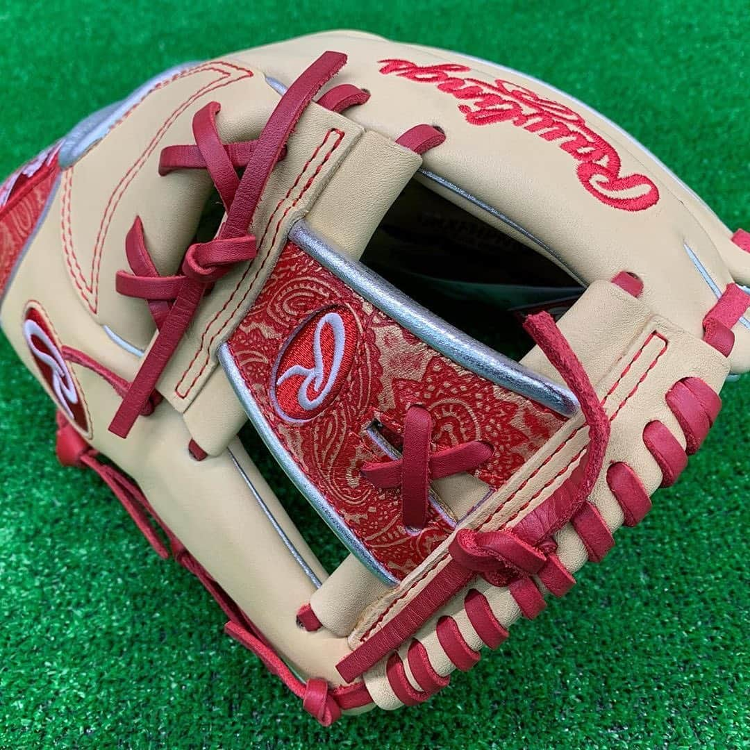 Rawlings Japanさんのインスタグラム写真 - (Rawlings JapanInstagram)「#Repost @best9_kyoto with @get_repost ・・・ ローリングスから一般軟式グラブの新商品が入荷しました❗️﻿ 今人気のキャメルです👍﻿ ラベル部にはキレイな模様も入っています✨﻿ ﻿ 軽くて良い感じですよ😊﻿ ﻿ #BEST9 #京都 #野球 #野球部 #ベースボール #棒球 #硬式野球 #軟式野球 #少年野球 #高校野球 #プロ野球 #大学野球 #中学野球 #ソフトボール #草野球 みんな応援してます！ #グラブ #グローブ #バット #バッティング #シューズ #ランニングシューズ #リストバンド #ユニフォーム 何でも揃います！ #刺繍 #記念品 承っております！ #ローリングス #キャメル #軟式グラブ #限定品 @rawlings_japan_llc」7月26日 9時35分 - rawlings_japan_llc