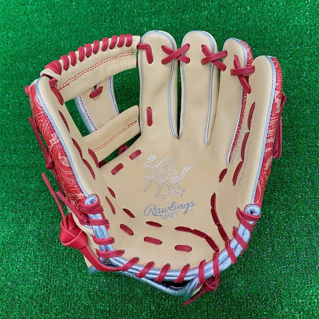 Rawlings Japanさんのインスタグラム写真 - (Rawlings JapanInstagram)「#Repost @best9_kyoto with @get_repost ・・・ ローリングスから一般軟式グラブの新商品が入荷しました❗️﻿ 今人気のキャメルです👍﻿ ラベル部にはキレイな模様も入っています✨﻿ ﻿ 軽くて良い感じですよ😊﻿ ﻿ #BEST9 #京都 #野球 #野球部 #ベースボール #棒球 #硬式野球 #軟式野球 #少年野球 #高校野球 #プロ野球 #大学野球 #中学野球 #ソフトボール #草野球 みんな応援してます！ #グラブ #グローブ #バット #バッティング #シューズ #ランニングシューズ #リストバンド #ユニフォーム 何でも揃います！ #刺繍 #記念品 承っております！ #ローリングス #キャメル #軟式グラブ #限定品 @rawlings_japan_llc」7月26日 9時35分 - rawlings_japan_llc