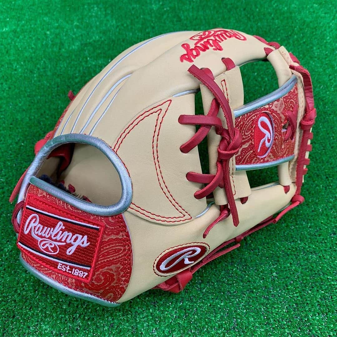 Rawlings Japanさんのインスタグラム写真 - (Rawlings JapanInstagram)「#Repost @best9_kyoto with @get_repost ・・・ ローリングスから一般軟式グラブの新商品が入荷しました❗️﻿ 今人気のキャメルです👍﻿ ラベル部にはキレイな模様も入っています✨﻿ ﻿ 軽くて良い感じですよ😊﻿ ﻿ #BEST9 #京都 #野球 #野球部 #ベースボール #棒球 #硬式野球 #軟式野球 #少年野球 #高校野球 #プロ野球 #大学野球 #中学野球 #ソフトボール #草野球 みんな応援してます！ #グラブ #グローブ #バット #バッティング #シューズ #ランニングシューズ #リストバンド #ユニフォーム 何でも揃います！ #刺繍 #記念品 承っております！ #ローリングス #キャメル #軟式グラブ #限定品 @rawlings_japan_llc」7月26日 9時35分 - rawlings_japan_llc