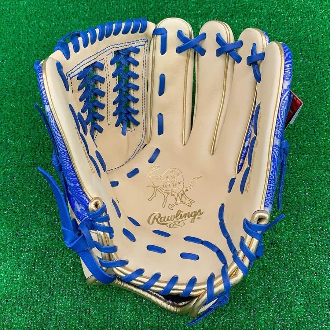 Rawlings Japanさんのインスタグラム写真 - (Rawlings JapanInstagram)「#Repost @best9_kyoto with @get_repost ・・・ ローリングスから一般軟式グラブの新商品が入荷しました❗️﻿ 今人気のキャメルです👍﻿ ラベル部にはキレイな模様も入っています✨﻿ ﻿ 軽くて良い感じですよ😊﻿ ﻿ #BEST9 #京都 #野球 #野球部 #ベースボール #棒球 #硬式野球 #軟式野球 #少年野球 #高校野球 #プロ野球 #大学野球 #中学野球 #ソフトボール #草野球 みんな応援してます！ #グラブ #グローブ #バット #バッティング #シューズ #ランニングシューズ #リストバンド #ユニフォーム 何でも揃います！ #刺繍 #記念品 承っております！ #ローリングス #キャメル #軟式グラブ #限定品 @rawlings_japan_llc」7月26日 9時35分 - rawlings_japan_llc