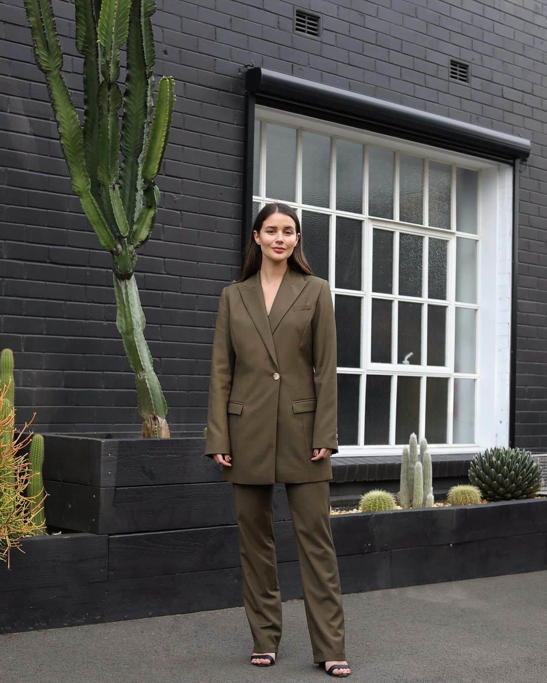 Lee Oliveiraのインスタグラム：「13th May 2019  On the streets of Sydney  . . . .  #streetphotography #style #sydney #streetstyle #womenssuits」