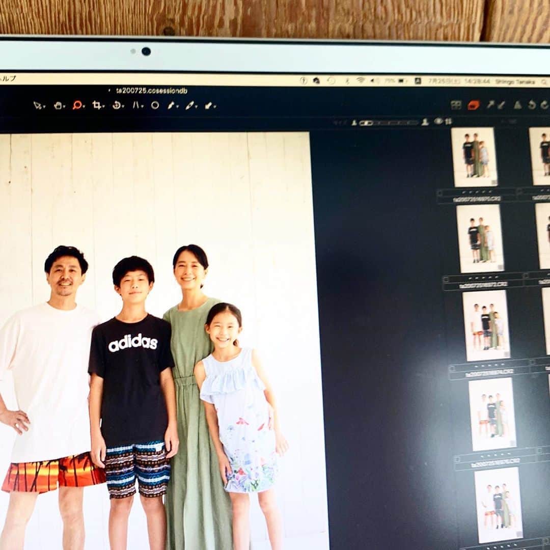 AYUMIさんのインスタグラム写真 - (AYUMIInstagram)「stay TOKYOの週末 この機会に家族写真をと @five_photo_studio へ . どんどん大きくなる子どもたち✨ この1年で13センチ以上も大きくなった 息子と、家族で背比べ（笑 もうすぐ私より大きくなりそうです . いつもの普段着のまんまで 気軽に家族写真☺️ . 今この時を大切にしていこう💫 . @five_photo_studio  #家族写真 #記念写真 #背くらべ  #元気で大きくなぁれ #今を大切に」7月26日 9時38分 - ayumiayunco