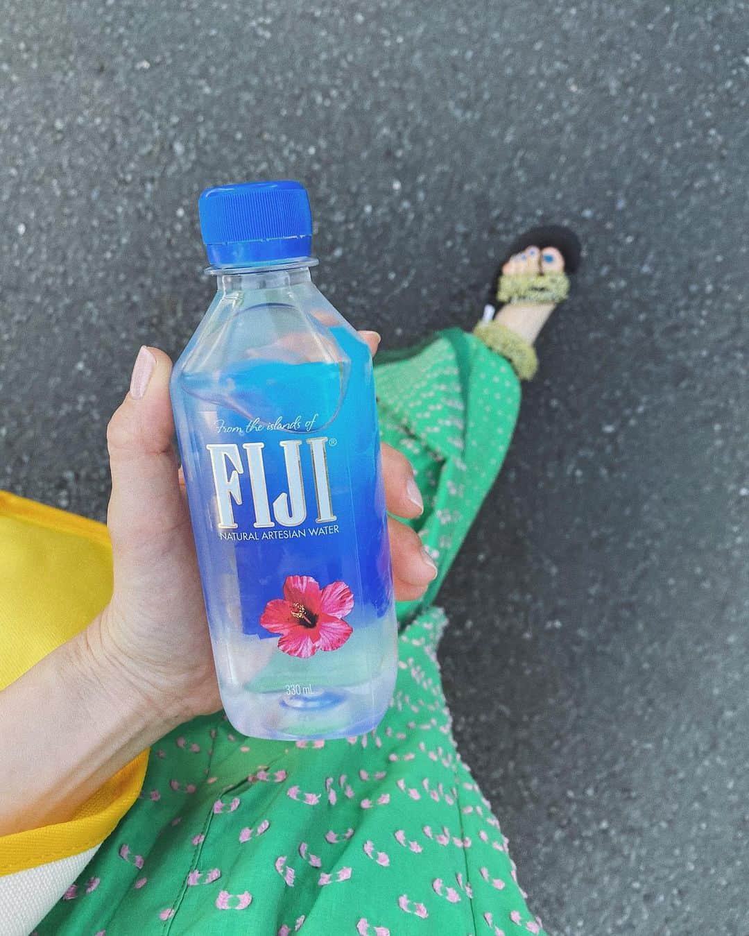 翁安芸さんのインスタグラム写真 - (翁安芸Instagram)「Stay hydrated💗🌈☁️ @fijiwaterjapan で水分補給をしっかり。330mlボトルは持ち歩きにいいサイズ💕 #fijiwater #フィジーウォーター #sundays #akiweng #ceciliebahnsen #blamink #colorcolorcolor」7月26日 9時39分 - akinyc