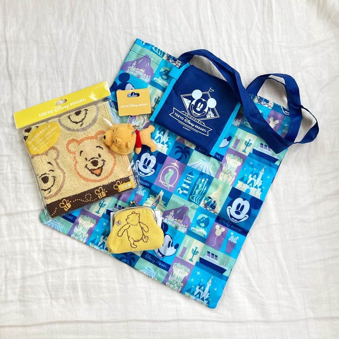 睦のインスタグラム：「またまた 嬉しい贈り物😍  ディズニーランドに 行けた友人からの プレゼント🎁  ランドに、 インパしている時。  何かいる❓と 連絡をくれたので。  以前から、 迷っていた クラシックプーの がま口ウォレットを お願いしました。  すると。  他にも エコバッグや プーさんの ハンドタオルや ファンキャップを モチーフにした キーホルダーを 一緒に送ってくれて。  少しでも行けた気分を 味わえたらと 優しいお手紙付き。  とっても嬉しいです。  会えない時は。  こうやって 贈り物をし合うのも いいなぁと 改めて思います。  心置きなく また一緒に行ける日が 楽しみだなぁ☺️  本当にありがとう、 大切に使います🥰  #disneyresort  #ディズニーリゾート　 #年パス  #年間パスポート  #tokyodisneyresort  #東京ディズニーリゾート  #tokyodisneyland  #東京ディズニーランド  #tokyodisneysea  #東京ディズニーシー  #disney #disneyland  #disneysea  #ディズニーランド  #ディズニーシー  #pooh  #winniethepooh  #プーさん　 #くまのプーさん　 #プレゼント  #クラシックプー　 #classicpooh  #presents  #ssw  #singersongwriter  #artist  #lyricist  #singer  #井上睦都実 #睦」